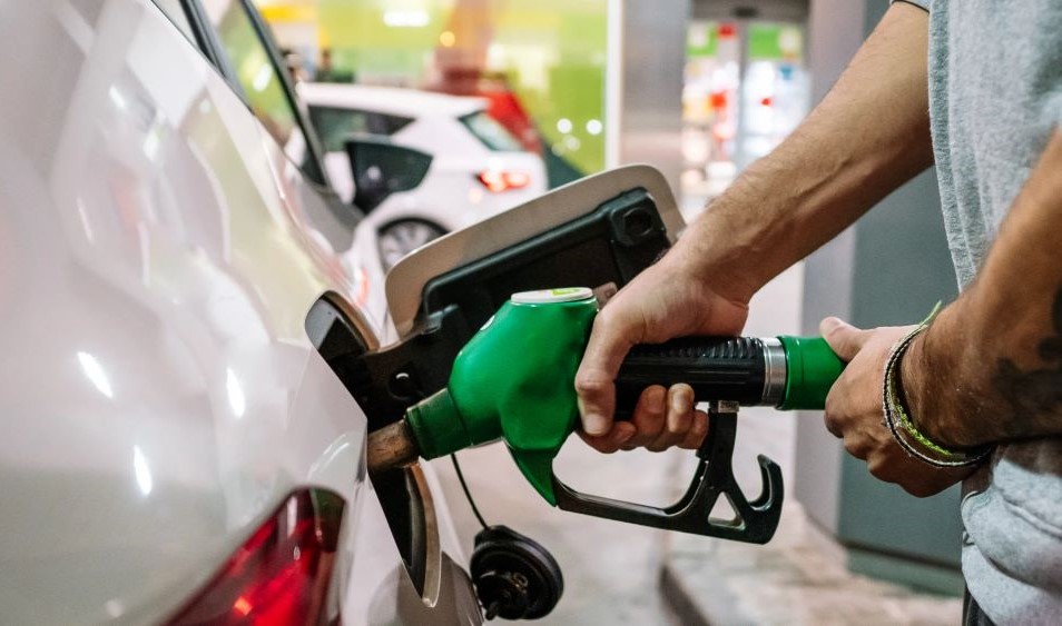 Një ditë pas paralajmërimit të qeverisë, nafta rritet sërish, arrin në 214 lekë/ litër